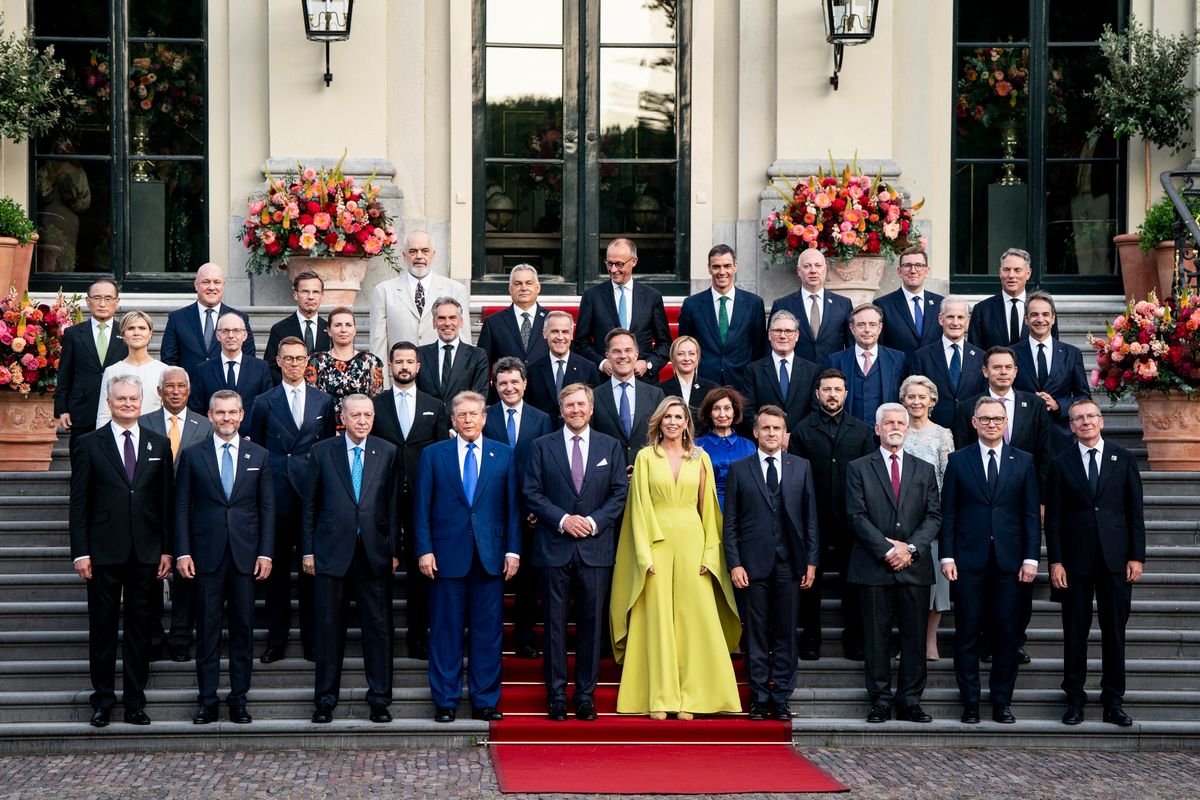 At the gala dinner during the NATO summit in The Hague, while most attendees opted for dark, understated tones, Máxima stood out.    