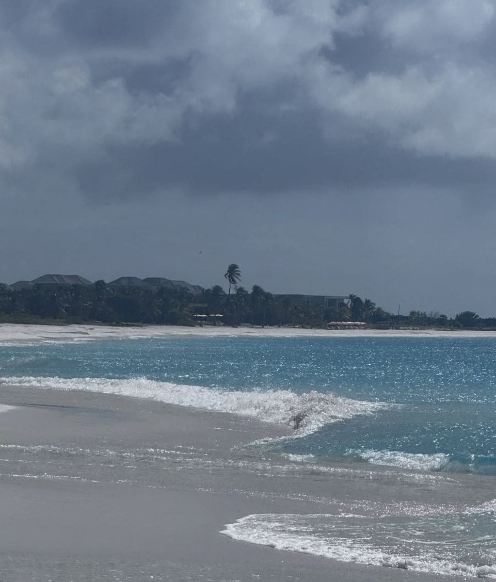 Jewel stuns in a sexy bikini while soaking up the Caribbean sun