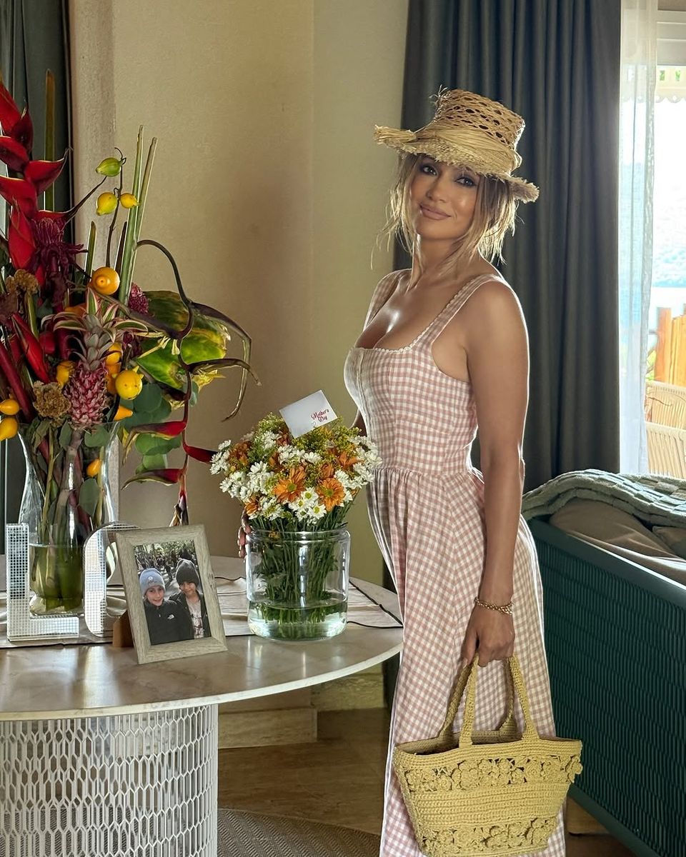 Jennifer Lopez with the flowers she received on Mother's Day 2025