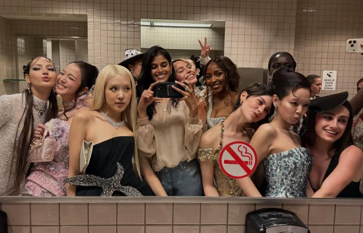 Met Gala 2026 revives Kylie Jenner’s iconic 2017 bathroom selfie trend as A-listers recreate the viral moment, blending candid chaos with high fashion.