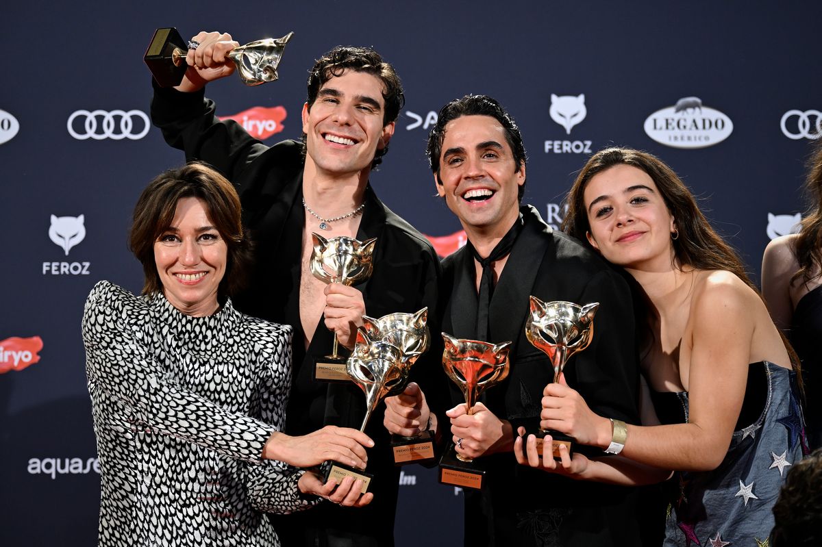 Lola Dueñas, Javier Calvo, Javier Ambrossi, and Irene Balmes celebrated La Mesías winning Best Dramatic Series at the 2024 Feroz Awards in Madrid, marking another milestone in Los Javis' careers.