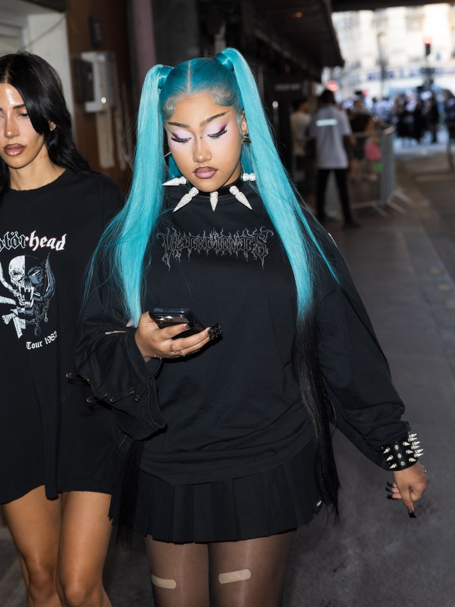 Set inside eerie locations including an abandoned-looking school and an arcade, the video features the young performer wearing icy blue pigtails, dramatic skull-inspired makeup