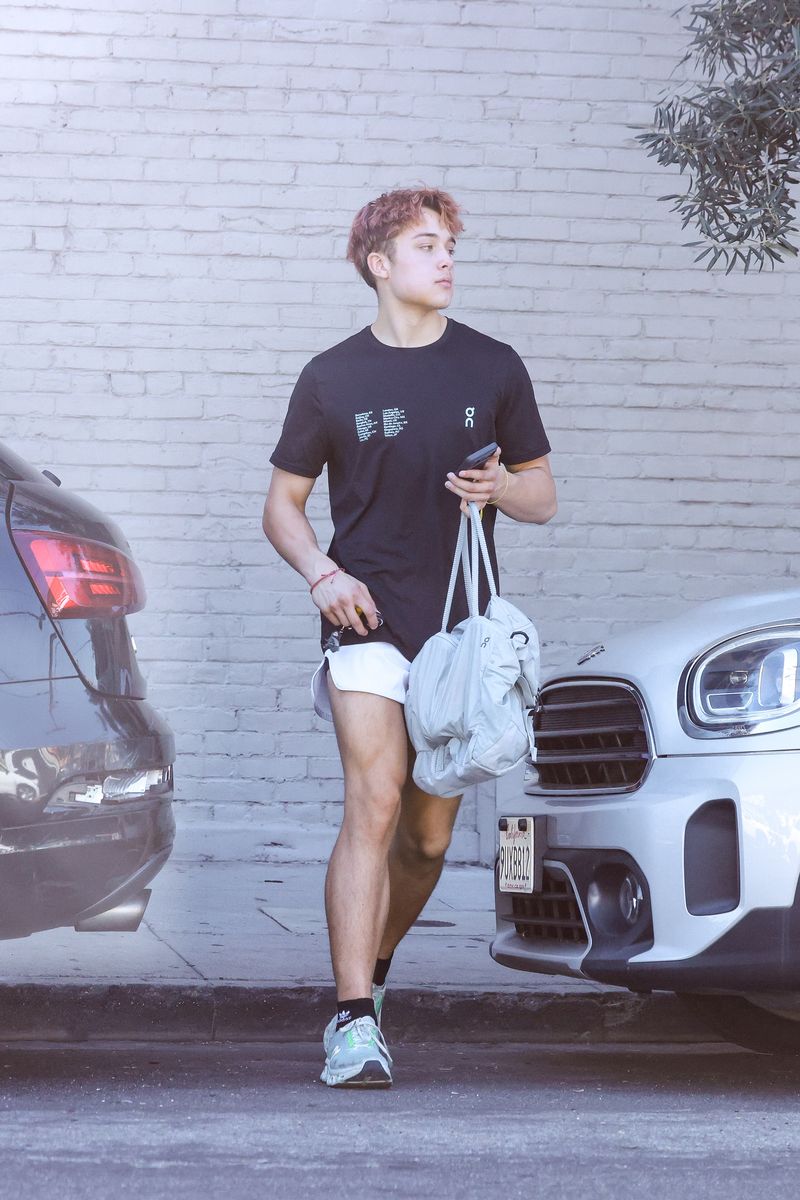 Photo 2026 Backgrid/The Grosby Group
EXCLUSIVE
Los Angeles, CA 19 OCTOBER 2026
Knox Leon Jolie-Pitt was seen leaving a Muay Thai class in Los Angeles, days after reports that he had changed his phone number and dropped his fathers surname. Recent reports have identified him as Knox Jolie, although no legal name change has been confirmed. ****
Jessica Alba y su novio, Danny Ramirez, fueron vistos saliendo de una sesión de entrenamiento y comprando café para llevar el lunes por la mañana en West Hollywood. Alba mantuvo un estilo deportivo con un sujetador deportivo negro, leggings negros y zapatillas blancas, que combinó con una gorra de béisbol y un bolso hobo color burdeos de Chanel.
Byline: GEDU, SALA/Terma, SL / BACKGRID/GROSBY GROUP