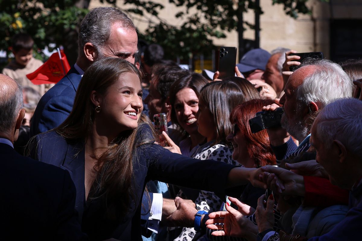 It’s a historic day for Princess Leonor, as she debuts in her role as Princess of Viana, traveling with her parents to the Chartered Community of Navarra. 