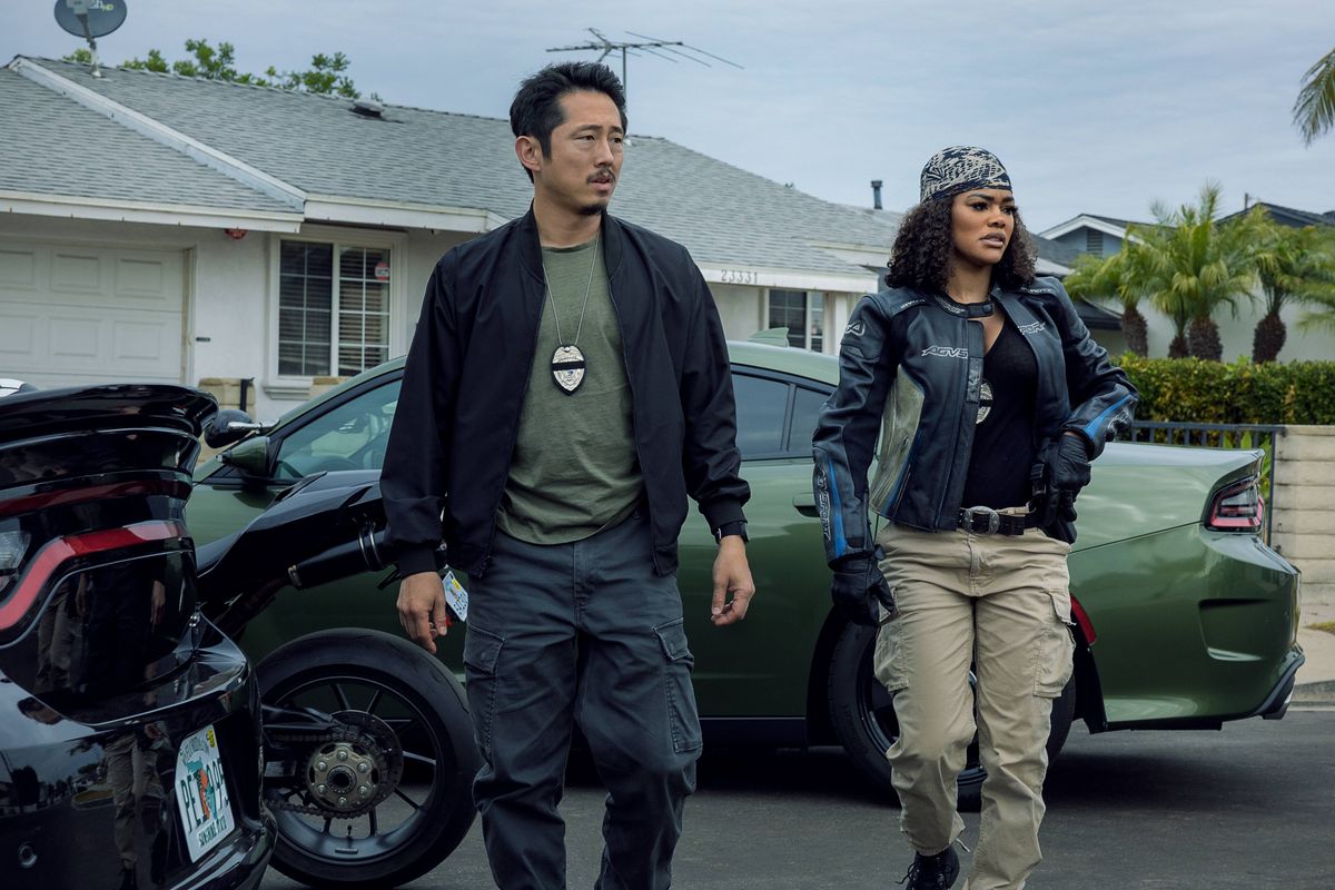 THE RIP. (L to R) Steven Yeun as Detective Mike Ro and Teyana Taylor as Detective Numa Baptiste in The Rip. Cr. Warrick Page/Netflix © 2025.