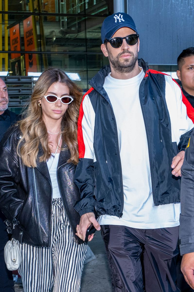 Clara Chía and Gerard Piqué on their arrival at the airport.