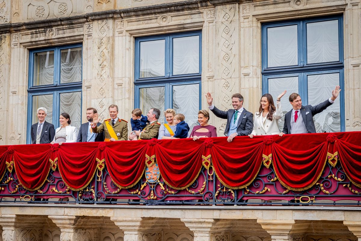 LUXEMBOURG, LUXEMBOURG - OCTOBER 03: Nicolas Bagory, Princess Alexandra of Luxembourg, Prince SÃ©bastien of Luxembourg, Grand Duke Henri of Luxembourg, Prince Charles Jean Philippe Joseph Marie Guillaume of Luxembourg, Grand Duke Guillaume Jean Joseph Marie of Luxembourg, Grand Duchess StÃ©phanie de Lannoy of Luxembourg, Prince FranÃ§ois of Luxembourg, Grand Duchess Maria Teresa of Luxembourg, Prince FÃ©lix of Luxembourg, Princess Claire of Luxembourg and Prince Louis Xavier Marie Guillaume of Luxembourg on the balcony of the Grand Ducal Palace during the Abdication of Grand Duke Henri of Luxembourg and Accession to the Throne of His Royal Highness Crown Prince Guillaume on October 03, 2025 in Luxembourg, Luxembourg. (Photo by Patrick van Katwijk/WireImage)