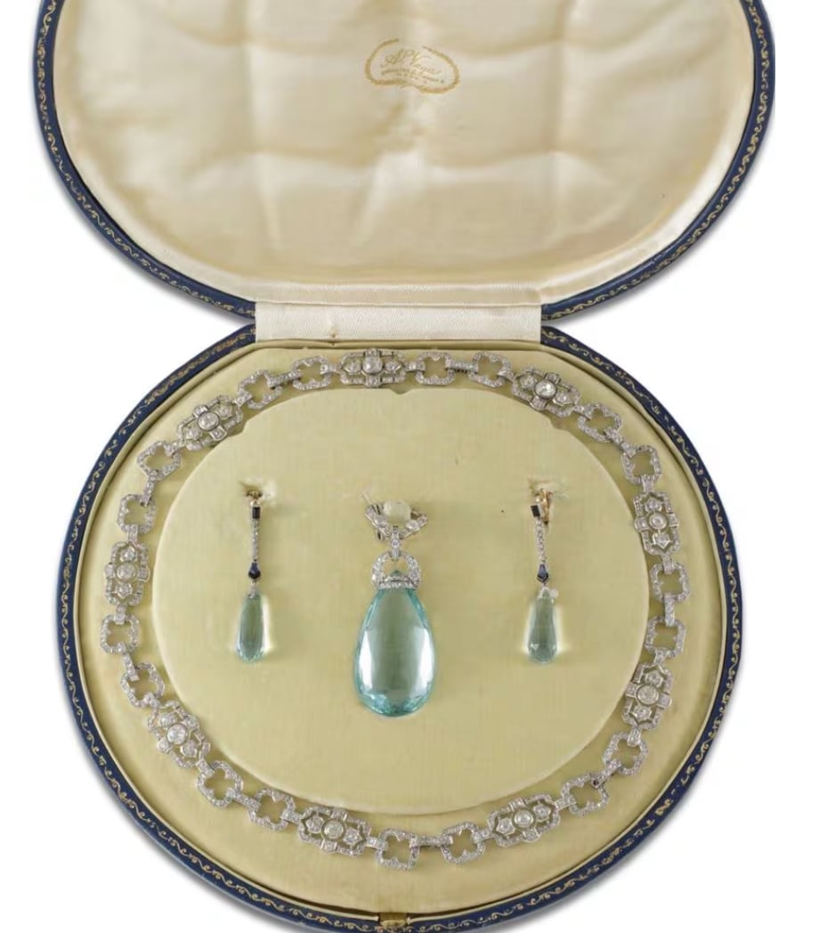 After her death in 2014, her jewelry collection was dispersed, with some pieces ending up, for example, in the hands of Queen Mathilde. 