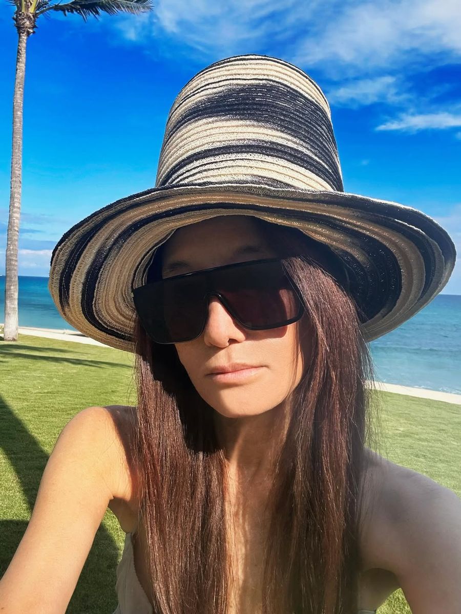 Vera Wang, 76, appears to age backwards in glamorous Christmas photos