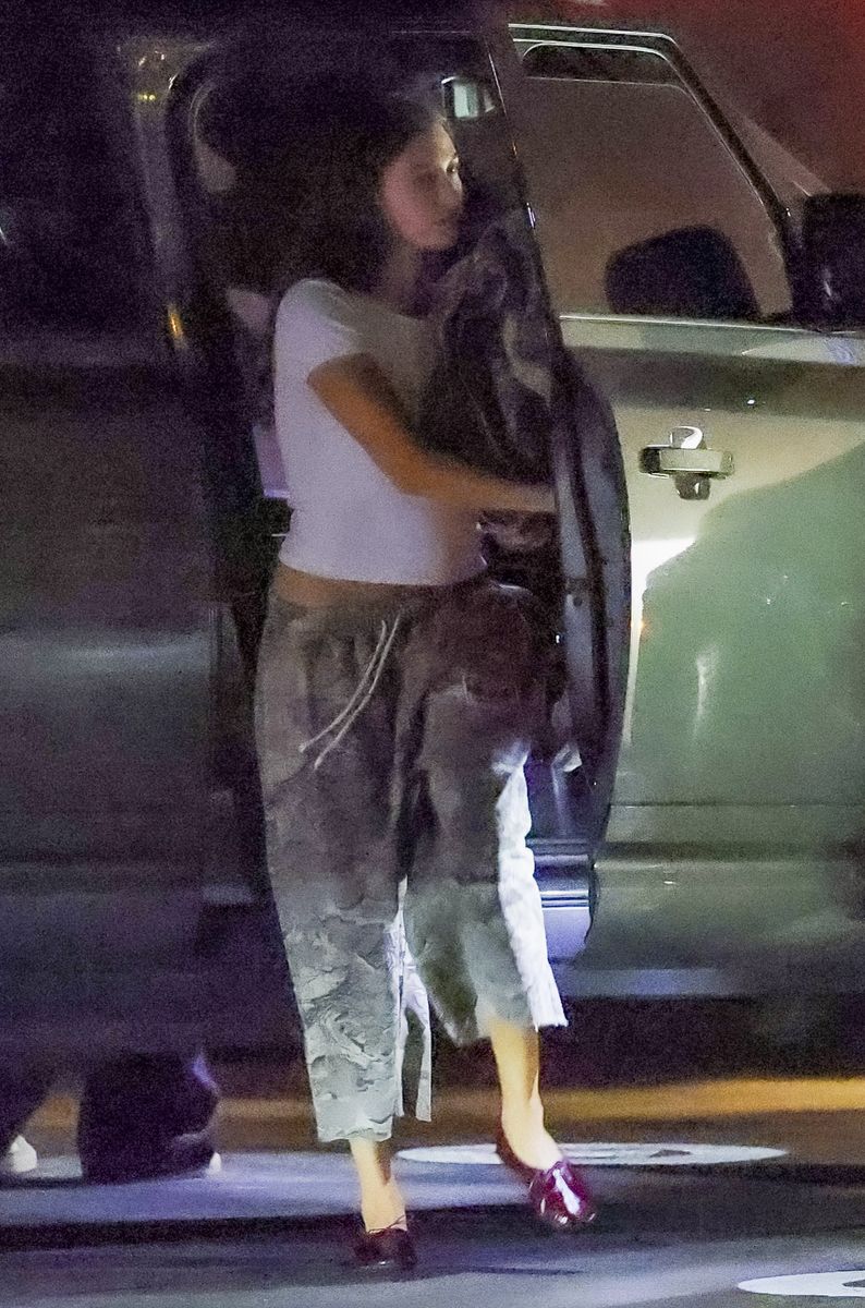 Hailey wore a fitted white top and loose trousers, while Justin opted for a gray hoodie and oversized shorts.
