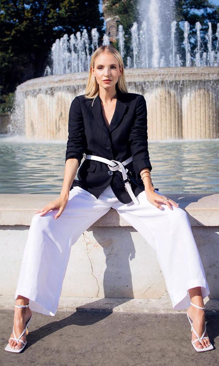 Leonie Hanne con pantalones blancos y blazer negro