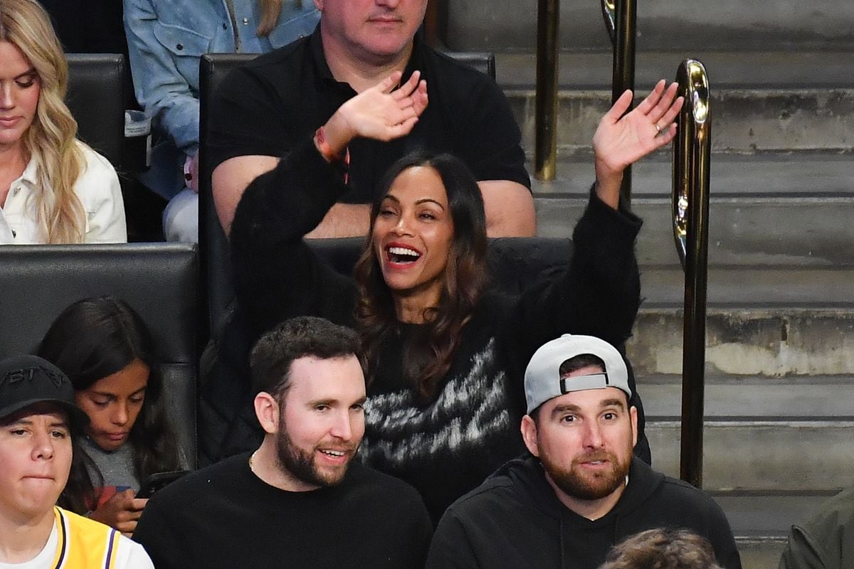  Zoe Saldana attends a basketball game between the Los Angeles Lakers and the Golden State Warriors at Crypto.com Arena on April 03, 2025 in Los Angeles, California. 