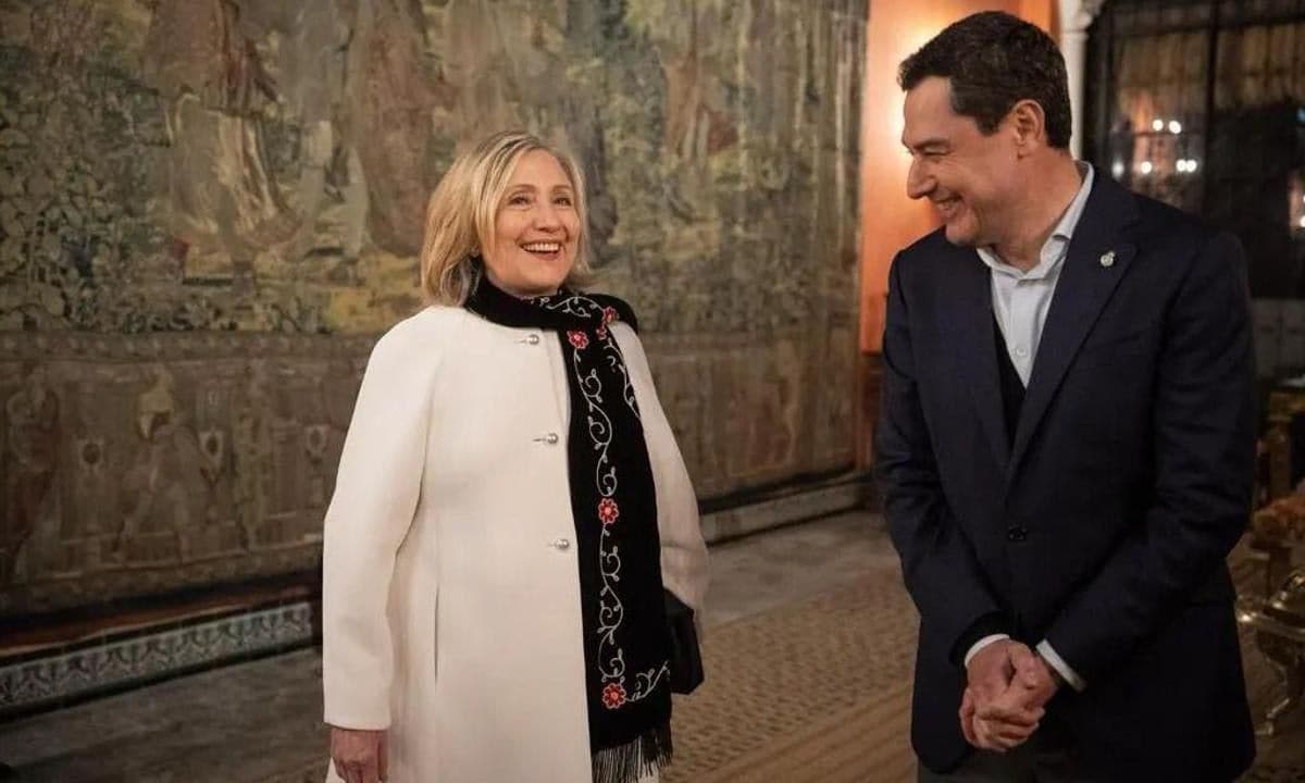 Hillary Clinton with Juan Manuel Moreno Bonilla, president of Andalucía.