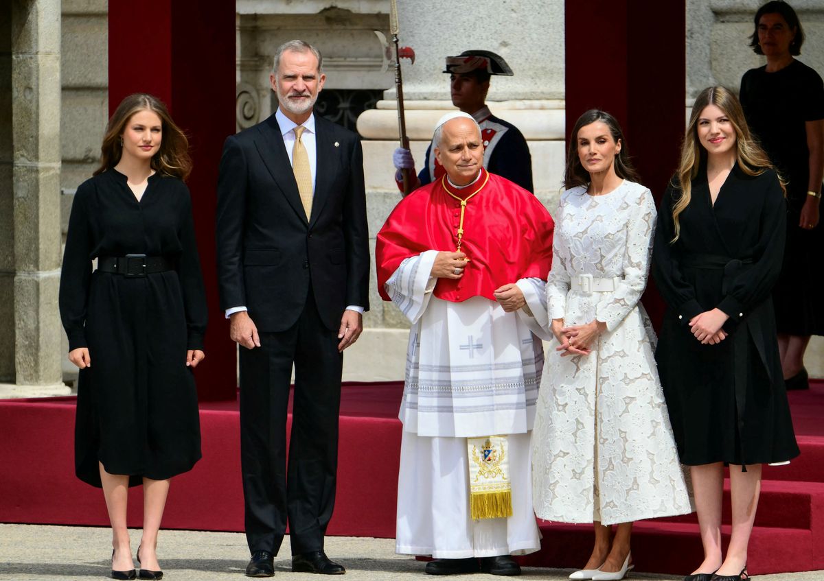 The absence of a mantilla highlighted a modern interpretation of royal and Vatican traditions.