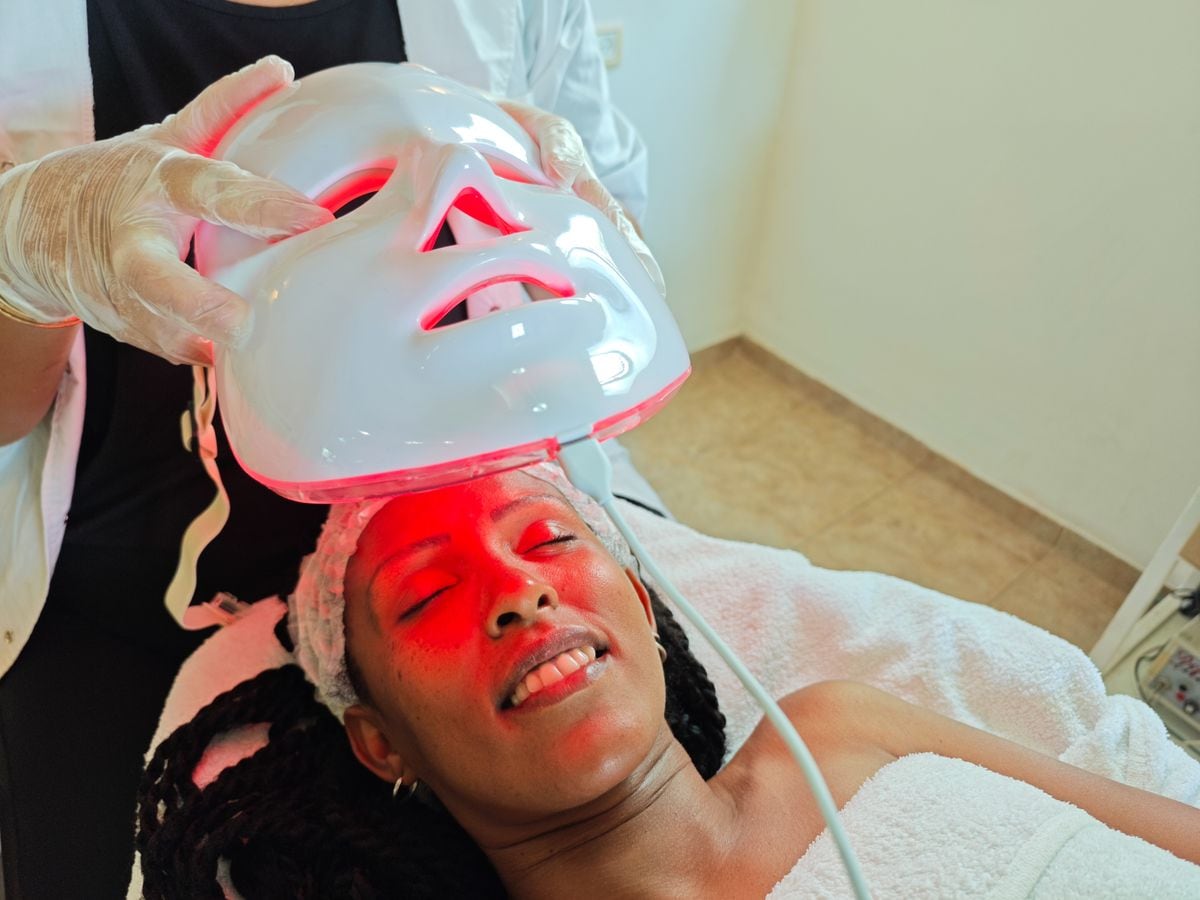  The glowing red light targets skin rejuvenation, anti-aging, and improved blood circulation, highlighting the use of cutting-edge skincare technology for optimal results. 