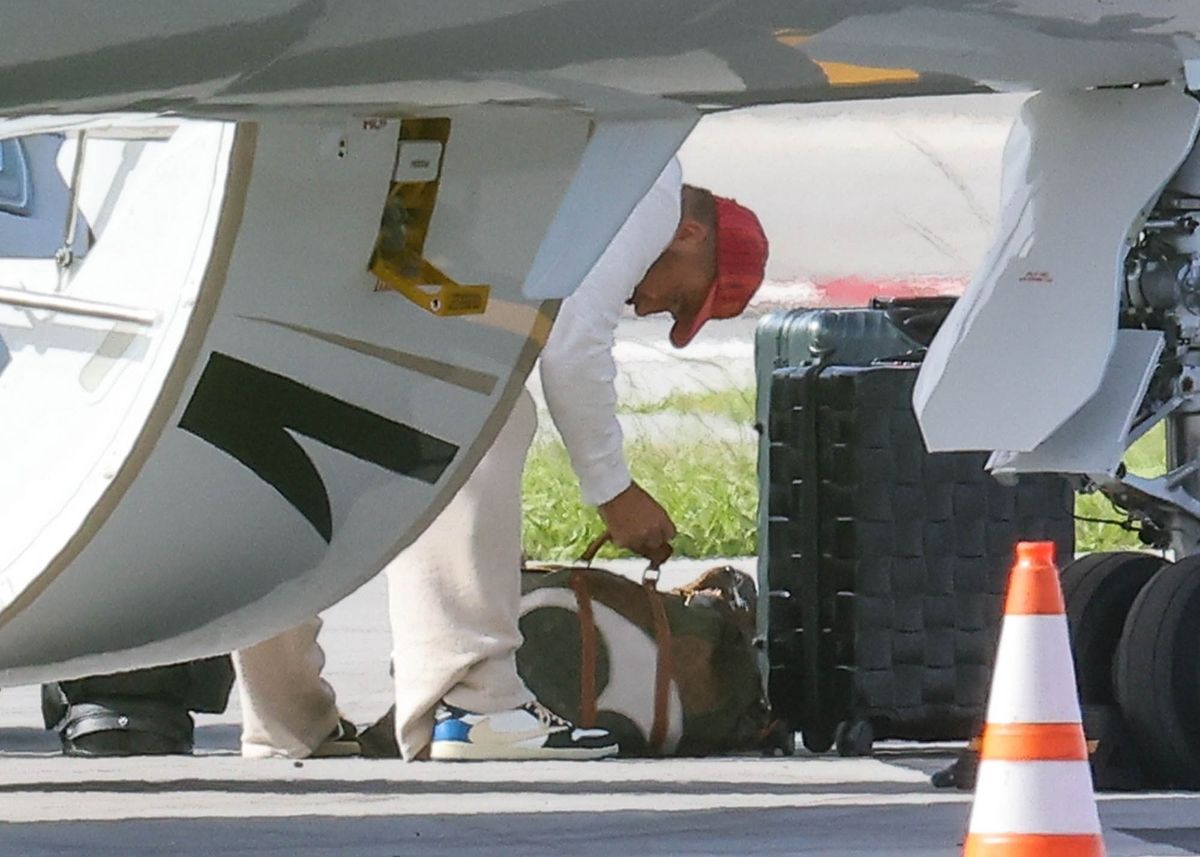 Travis Kelce was photographed arriving in West Palm Beach