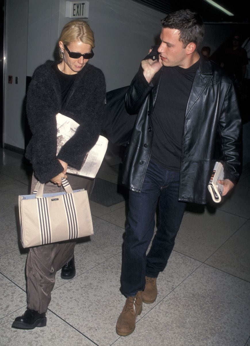 Actress Gwyneth Paltrow and Actor Ben Affleck on October 18, 1998 arrive at the Los Angeles International Airport in Los Angeles, California. (Photo by Ron Galella, Ltd./Ron Galella Collection via Getty Images) 