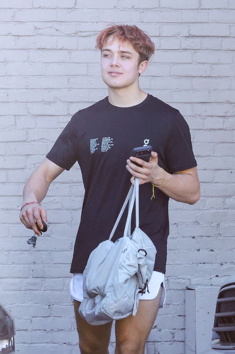 Photo 2026 Backgrid/The Grosby Group
EXCLUSIVE
Los Angeles, CA 19 OCTOBER 2026
Knox Leon Jolie-Pitt was seen leaving a Muay Thai class in Los Angeles, days after reports that he had changed his phone number and dropped his fathers surname. Recent reports have identified him as Knox Jolie, although no legal name change has been confirmed. ****
Jessica Alba y su novio, Danny Ramirez, fueron vistos saliendo de una sesión de entrenamiento y comprando café para llevar el lunes por la mañana en West Hollywood. Alba mantuvo un estilo deportivo con un sujetador deportivo negro, leggings negros y zapatillas blancas, que combinó con una gorra de béisbol y un bolso hobo color burdeos de Chanel.
Byline: GEDU, SALA/Terma, SL / BACKGRID/GROSBY GROUP
