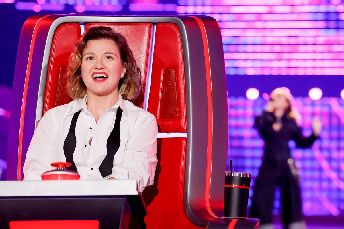 Fans may remember Clarkson appearing with what looked like a dramatically shorter hairstyle on “The Voice” in the past.