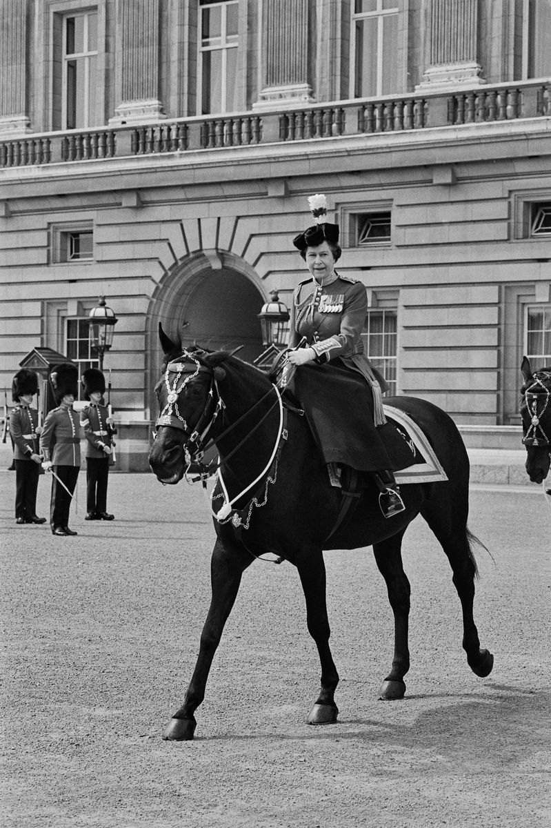 La reina Isabel II montando su caballo durante la ceremonia Trooping The Color, Londres, 13 de junio de 1981.