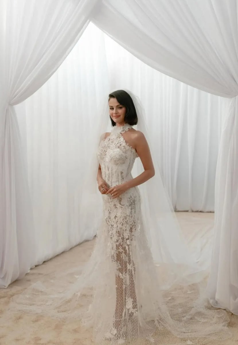  Gomez wore a custom Ralph Lauren halter-neck satin dress, hand-draped with intricate embroidery.