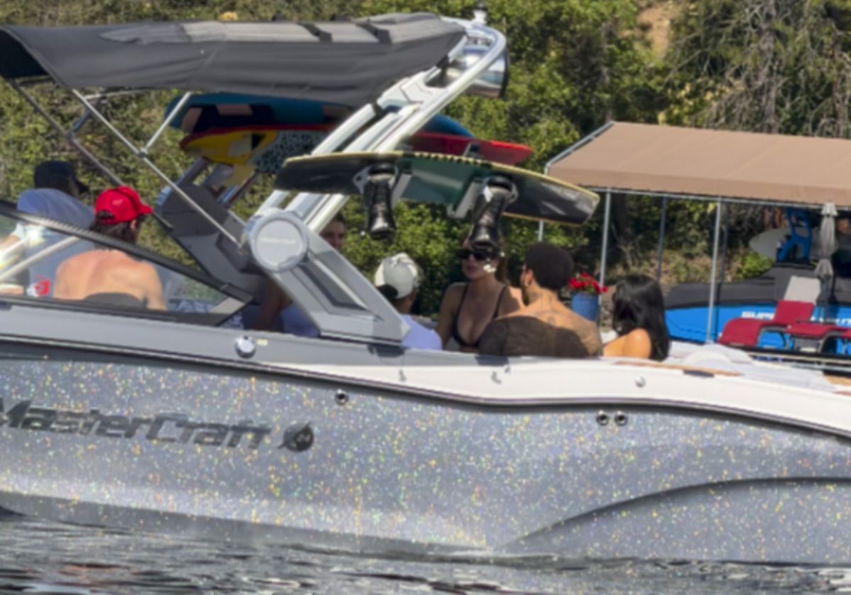 Khloé Kardashian embraced lake-day style in a black bikini as she enjoyed the relaxing boating excursion.