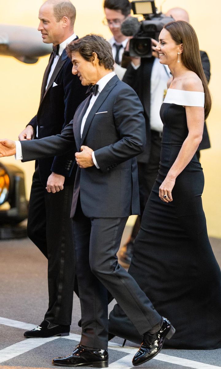  Tom <a href='https://www.hola.com/us/royals/20220401330913/prince william kate middleton tom cruise screening top gun maverick/'  target='_self' >reportedly arranged a private screening of the movie</a> for Prince William and Kate earlier this year. 