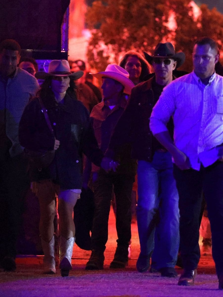 Jeff Bezos and his partner Lauren Sánchez were spotted enjoying themselves at the Stagecoach festival in Indio, California. 