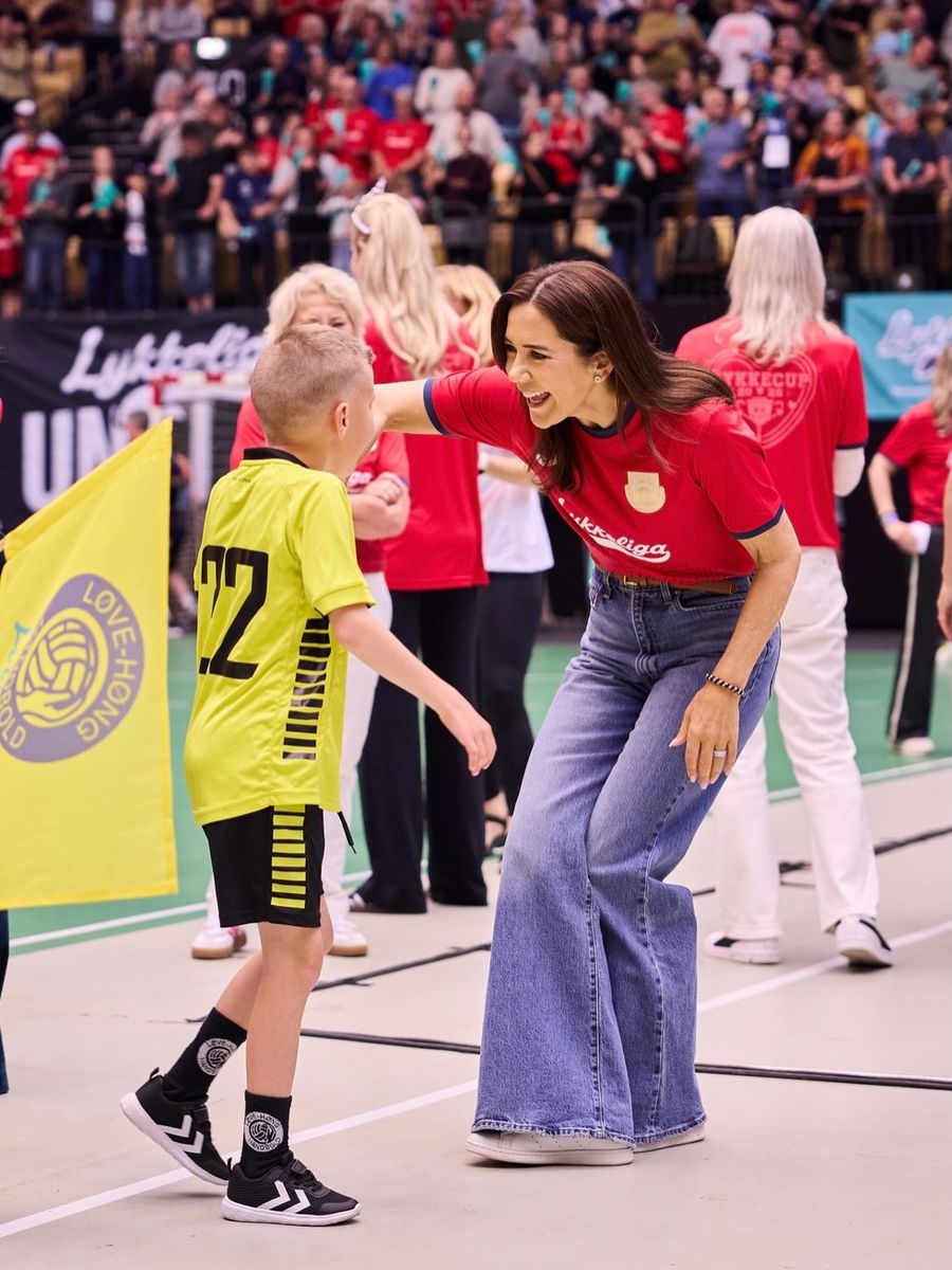 Queen Mary shared a joyful moment with participants while attending LykkeCup as chair of the Mary Foundation.