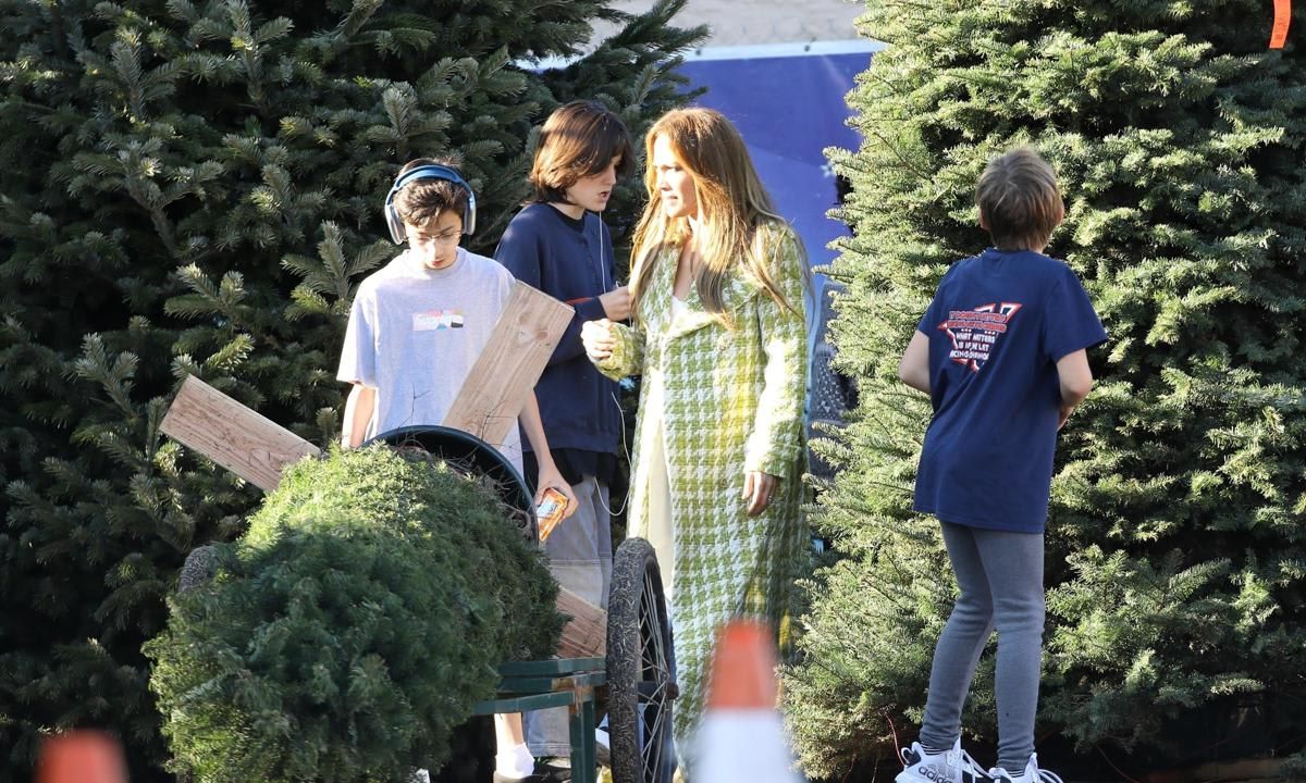 Jennifer Lopez and Ben Affleck Christmas tree shopping