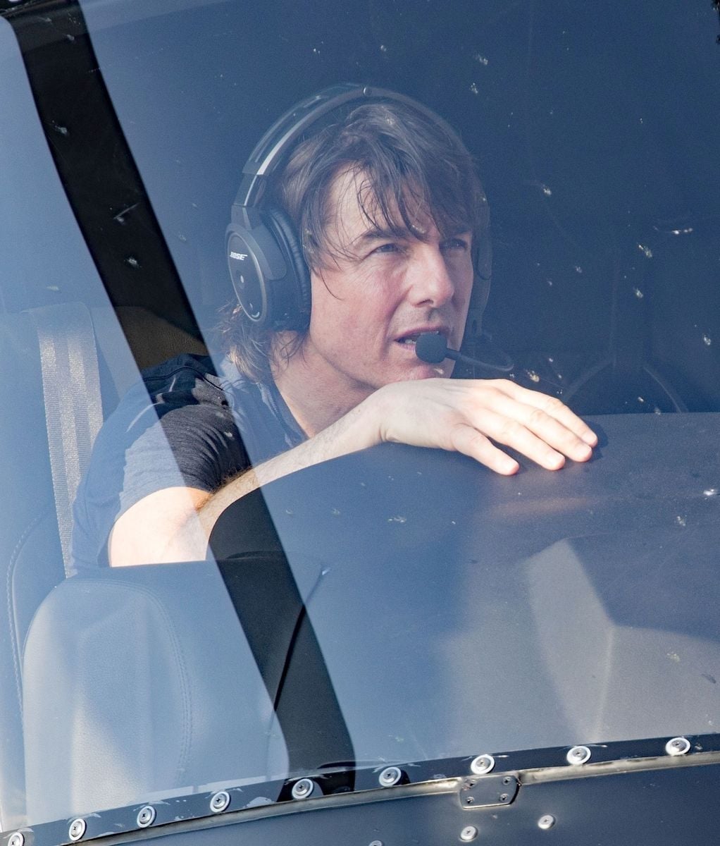 Tom Cruise lands his helicopter in London