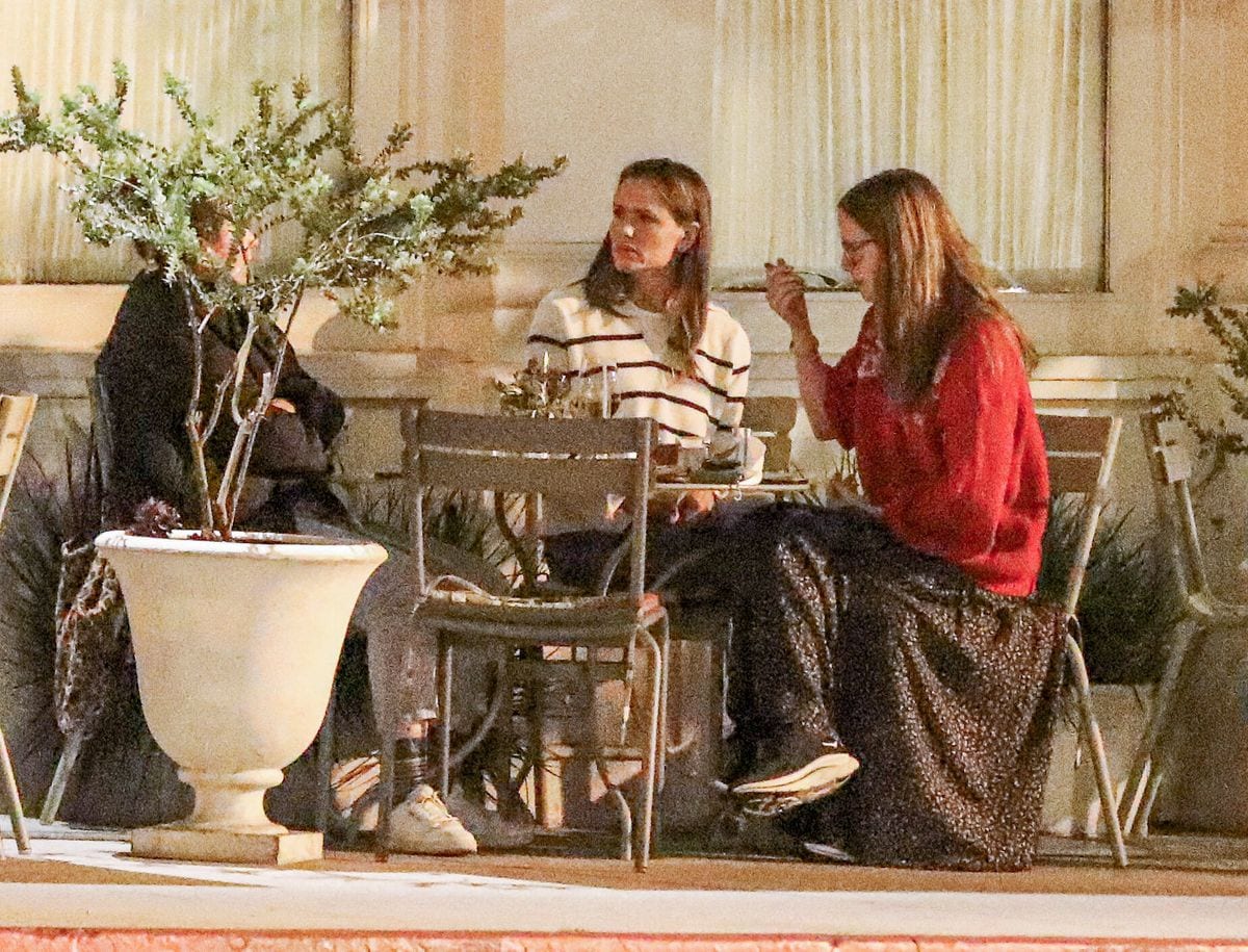 Jennifer and Violet were photographed grabbing some dinner together