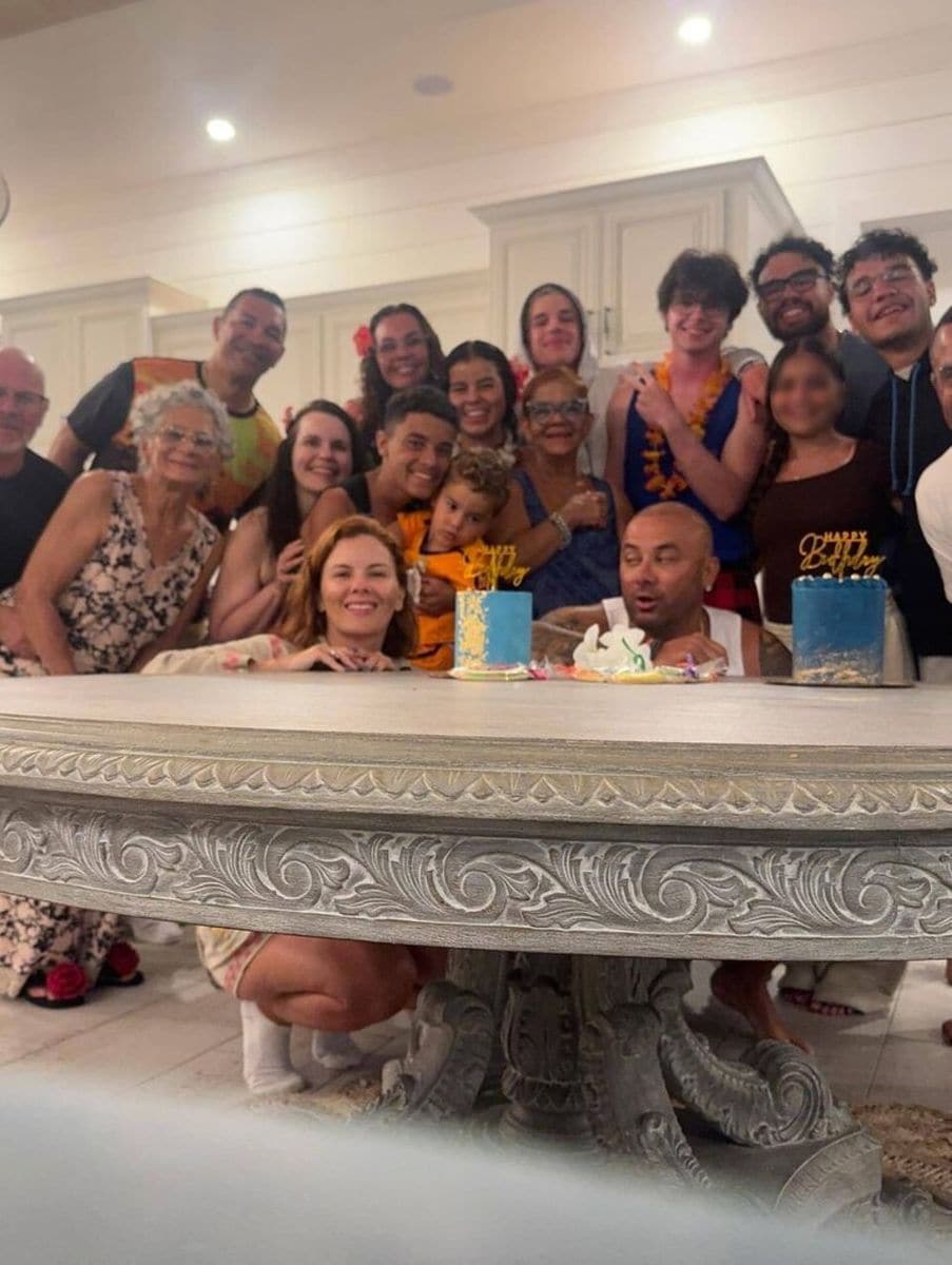 Valentino and Matteo enjoyed their traditional birthday cakes with Wisin's family.