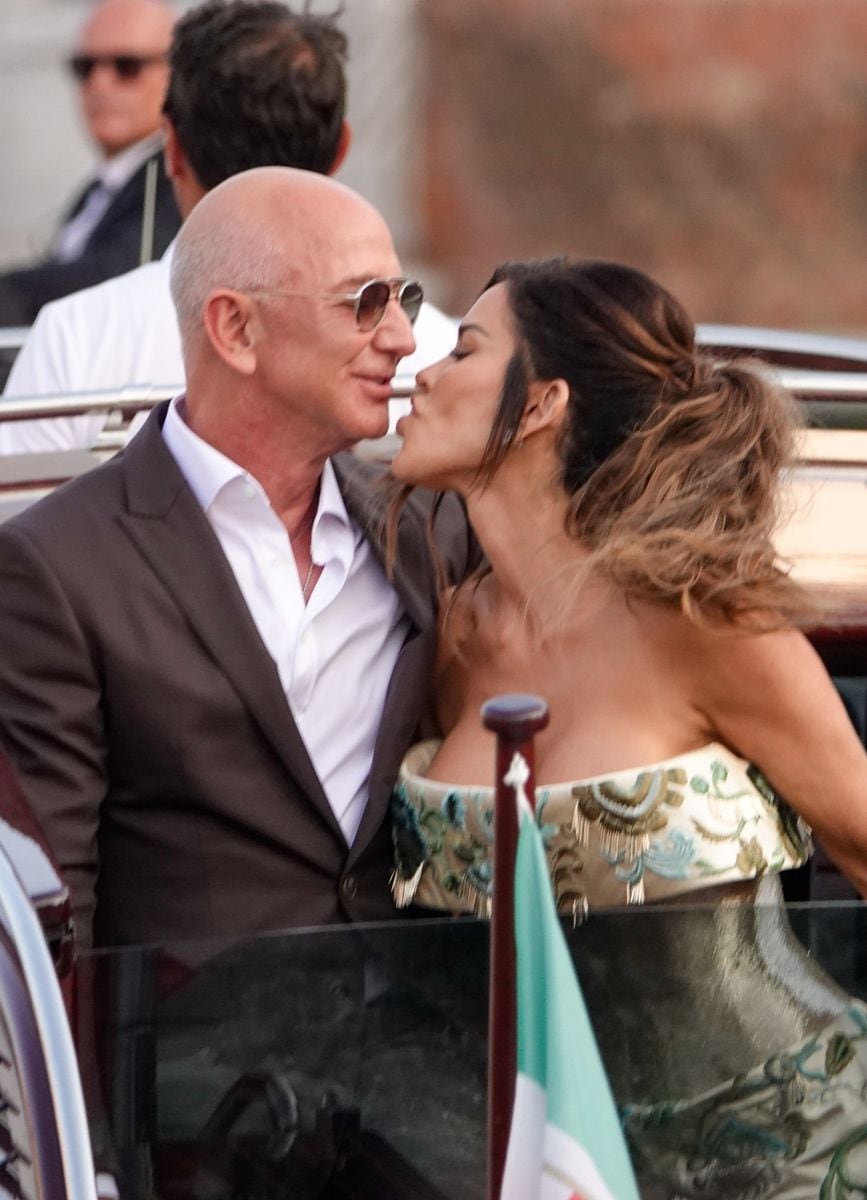 The couple shares a kiss in the Venice canals