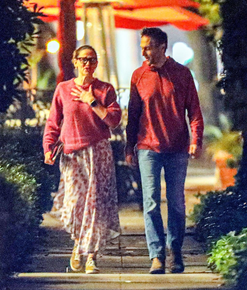 Jennifer Garner and her boyfriend, CaliGroup CEO John Miller, were seen holding hands as they arrived at Garner's Brentwood mansion for a relaxing weekend. The couple, who have been quietly enjoying their time together, appeared in great spirits as they prepared to spend some quality time away from the spotlight. 