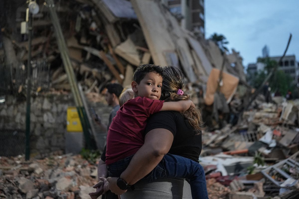 Las familias y los equipos de rescate se reúnen cerca de los edificios derrumbados mientras se intensifican los esfuerzos de recuperación tras los mortales terremotos.