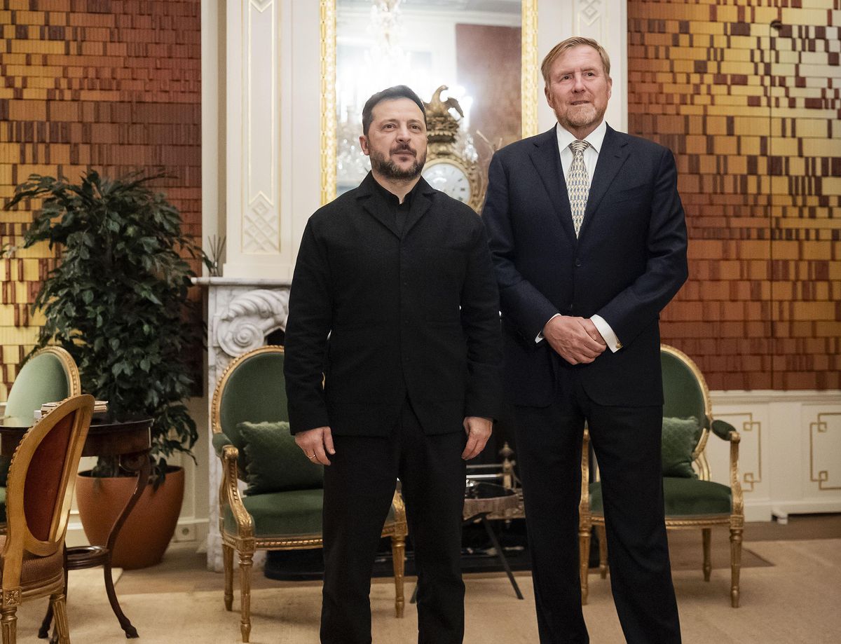 The meeting took place in the DNA Salon, where the distinctive walls incorporate fragments of Willem-Alexander and Queen Máxima’s genetic code.