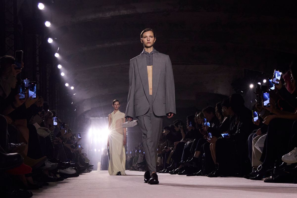 A model walks the runway during the Victoria Beckham Womenswear Fall/Winter 2025-2026 show as part of Paris Fashion on March 07, 2025 in Paris, France.