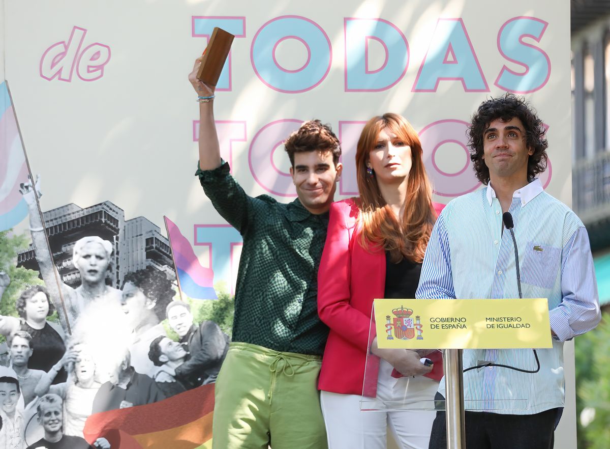 Javier Calvo and Javier Ambrossi received recognition for their acclaimed series Veneno at the 2021 Arcoíris Awards in Madrid, celebrating its contribution to transgender visibility in culture.