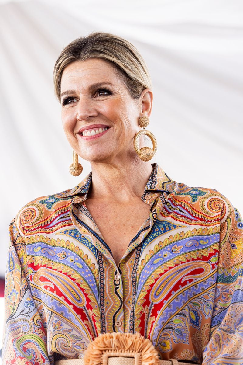 She accessorized with animal-inspired Cartier jewelry, featuring a vintage elephant ring