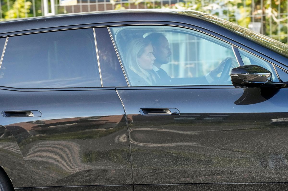 After Haakon of Norway spent the entire night at his father’s side in the hospital, the new King has left the hospital with his wife, Crown Princess Mette-Marit, in an official car.
