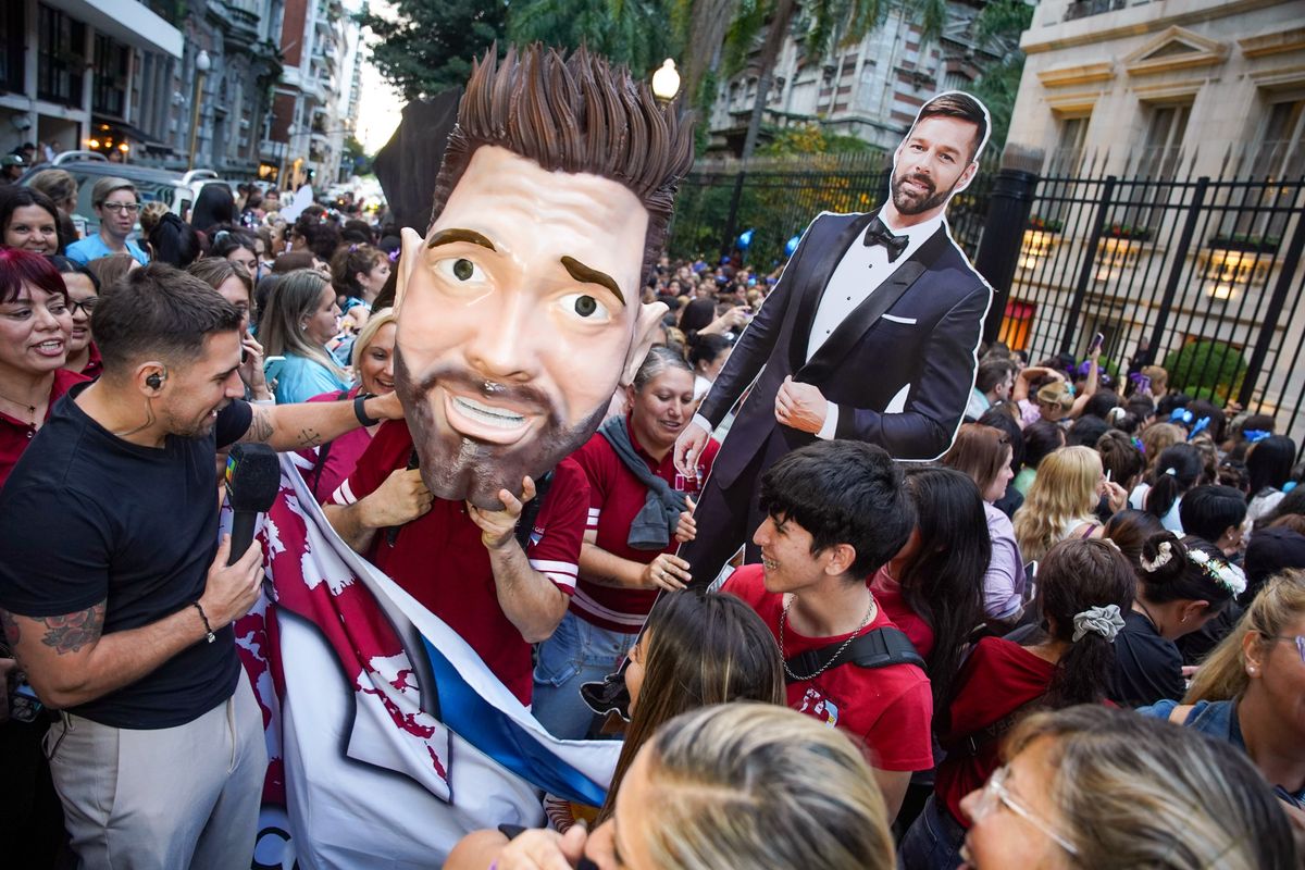 Ricky Martin made his fans go wild who were waiting for him outside the Hyatt Hotel, coming out to wave from his window and then the hotel's entrance patio.