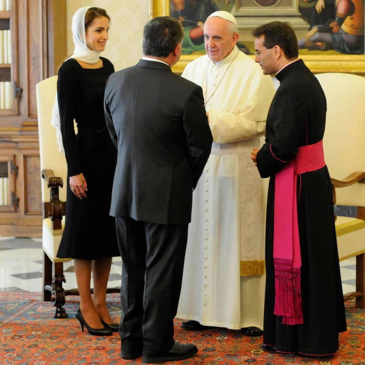 Queen Rania of Jordan looks elegant for meeting with Pope Francis