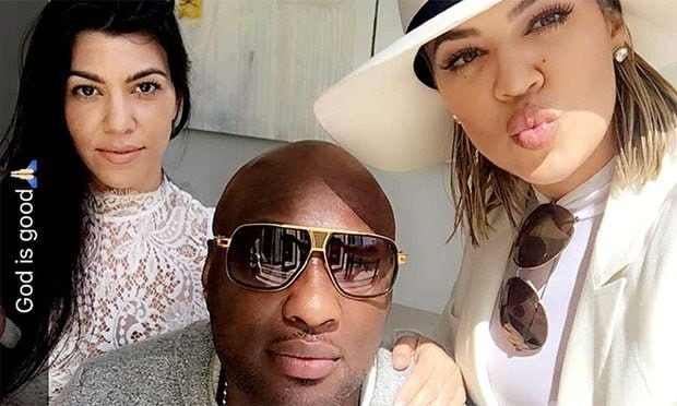 Lamar posed with Khloe and her sister Kourtney.
<br>Photo: Snapchat/@kourtneykardashian