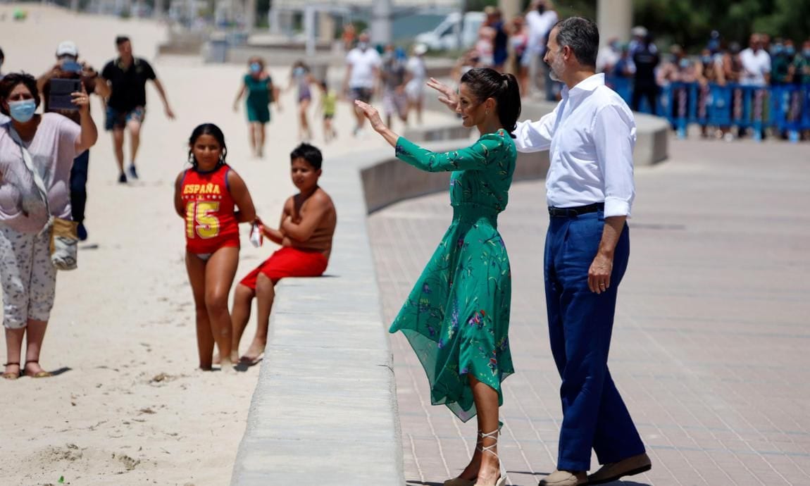 The Spanish monarchs greeted beachgoers in Palma de Mallorca