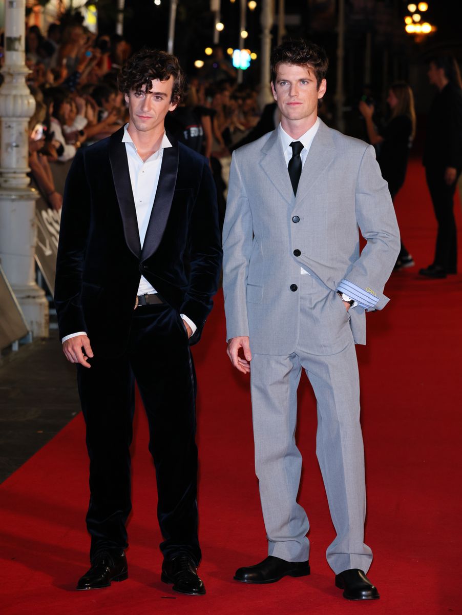 The Spanish actors portray two characters whose intimate connection unfolds through moments of silence, longing, and unspoken feelings.