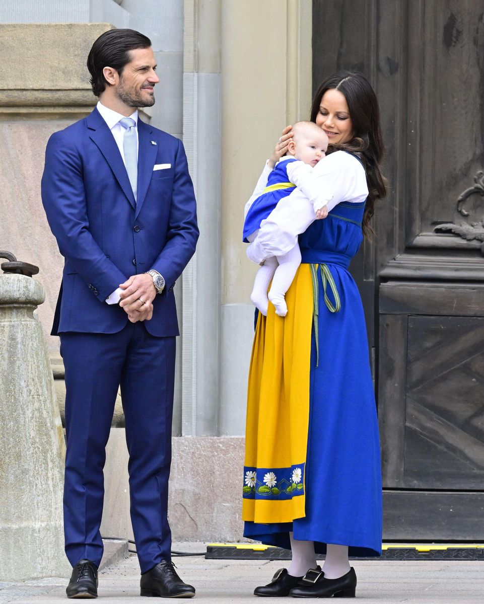 Stockholm, Sweden. 06th June, 2025. STOCKHOLM 20250606Prince Carl Philip and Princess Sofia, with Princess Ines in her arms, open the southern gates of the Royal Palace and the public is welcomed to the National Day celebration at the palace. Photo: Jonas Ekströmer/TT/Code 10030 Credit: TT News Agency/Alamy Live News