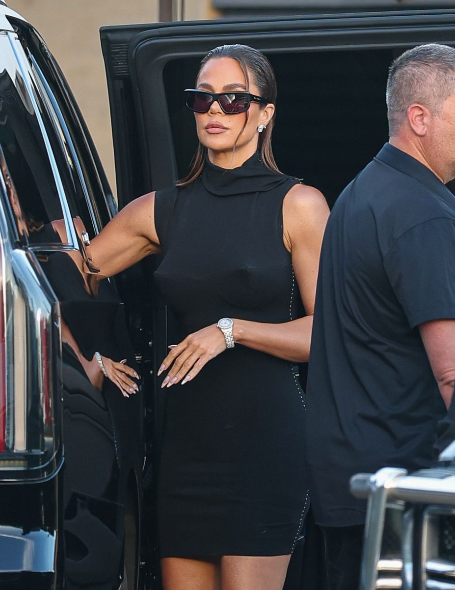 Instead of leaning into embellishment, bold prints or statement accessories, she kept everything monochromatic.