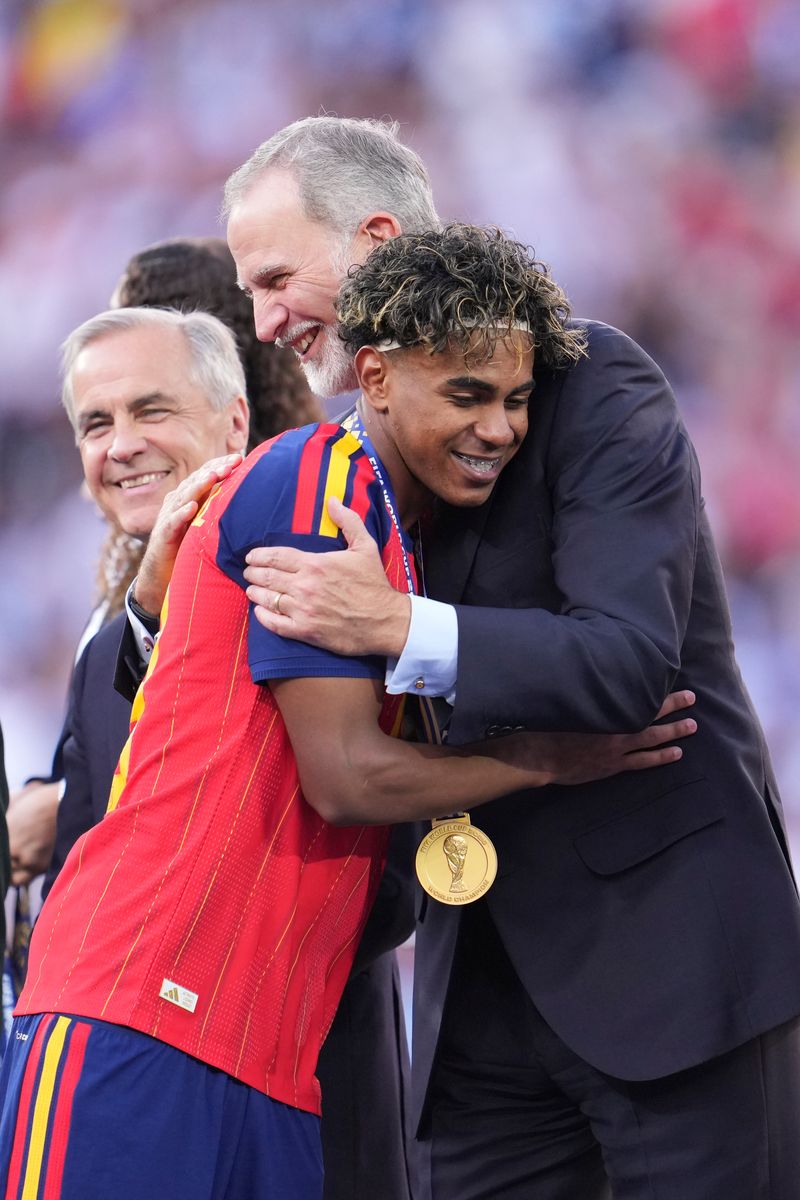 King Felipe VI embraces Lamine Yamal during the World Cup awards ceremony.