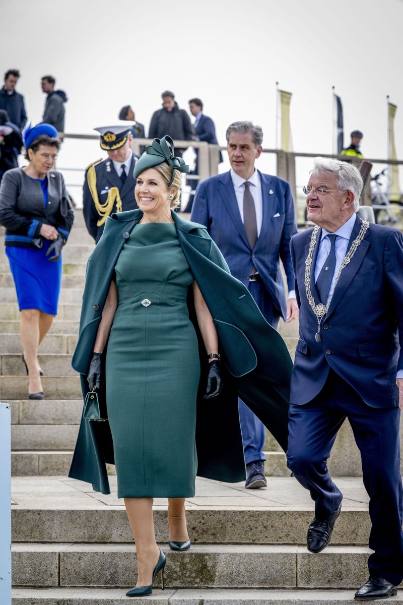 Queen Máxima wore a headpiece by Philip Treacy. Crafted in green satin and designed with an asymmetric shape topped by a sculptural bow, it is a sophisticated piece with strong personality.